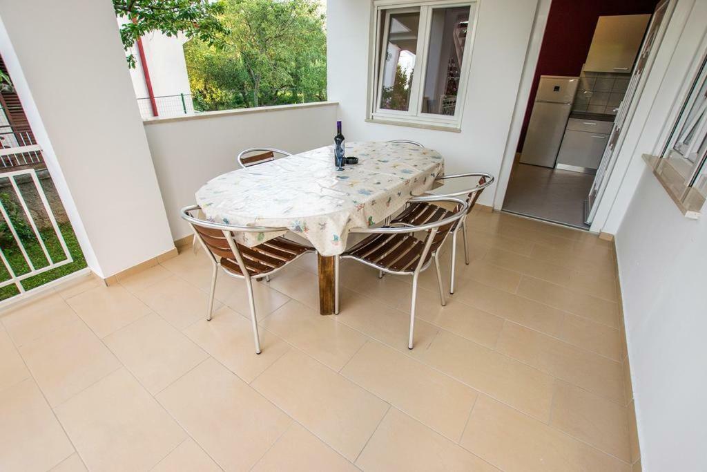 Apartamani Katarina Vl.Ilija Jusup Apartment Стариград-Пакленица Екстериор снимка