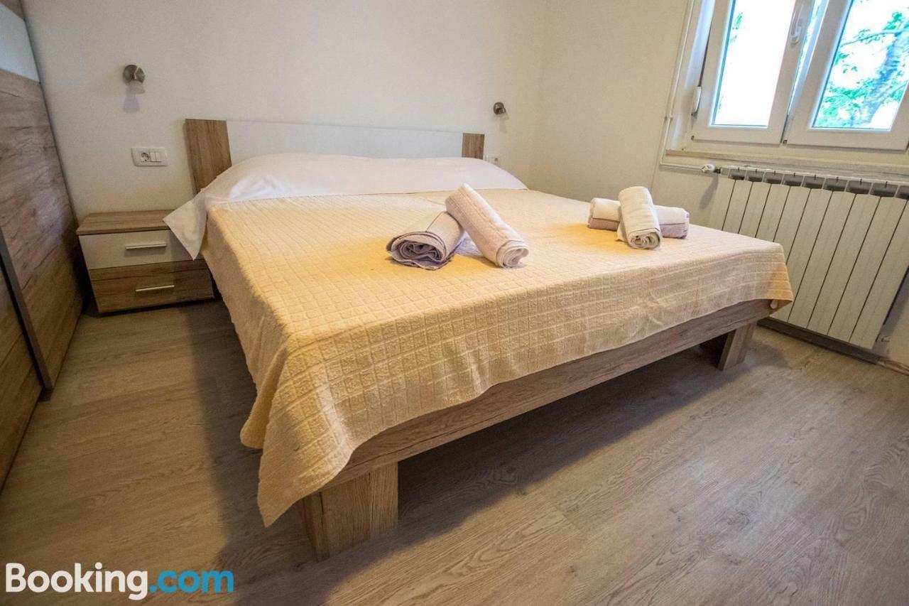 Apartamani Katarina Vl.Ilija Jusup Apartment Стариград-Пакленица Екстериор снимка